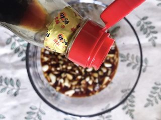 3、家庭版凉拌口水鸡,依次倒入海鲜酱油 （味极鲜之类的 家里暂时只有这个了）