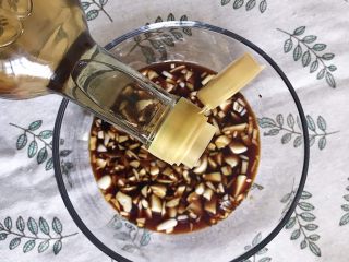 4、家庭版凉拌口水鸡,倒入凉拌醋