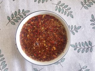 7、家庭版凉拌口水鸡,冷锅热油烧开 一边倒油一边搅拌 以防热油将辣椒面烧糊掉 静置片刻简单的辣椒油就做好啦（也可以根据自己的口味加入花椒粉 食盐 白砂糖等）