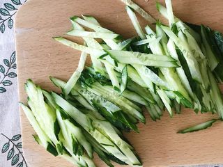 11、家庭版凉拌口水鸡,黄瓜洗干净后切成细丝备用