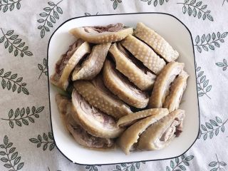 14、家庭版凉拌口水鸡,将大鸡腿码齐