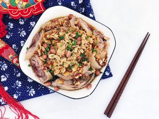 16、家庭版凉拌口水鸡,最后撒上适量熟花生和炸豆皮 （哈哈哈哈之前吃螺蛳粉剩的）小葱花即可食用