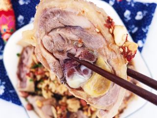 18、家庭版凉拌口水鸡,每一块鸡肉肉质饱满 果然是自家养的 肉质不是盖滴