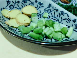 4、葱油蛏子,姜片和葱白，洗净待用；