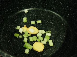 8、葱油蛏子,加葱白和姜片；