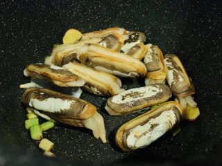 10、葱油蛏子,倒入蛏，稍微炒一下；