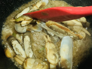 15、葱油蛏子,炒均匀调料；