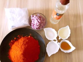 1、韩式醋辣酱,准备好材料，大蒜水果放料理机里打碎（我还放了点洋葱，洋葱可以不放）