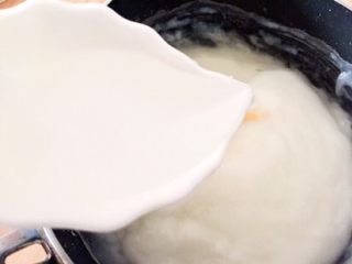 6、韩式醋辣酱,倒入白醋