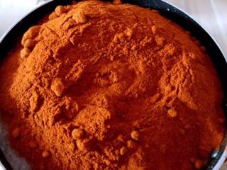 14、韩式醋辣酱,倒入辣椒粉