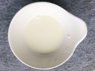 9、菠萝咕噜肉,玉米淀粉加点水调成水淀粉