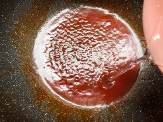 14、菠萝咕噜肉,倒入80g水烧开，加入一丢丢盐和10g白糖搅拌均匀（可以试下味道，调成自己喜欢的味道）