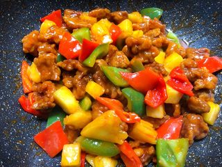 19、菠萝咕噜肉,翻炒均匀即可出锅