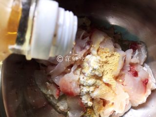 6、青花椒鱼片 麻辣鲜香,最后加入1勺油，抓匀备用。