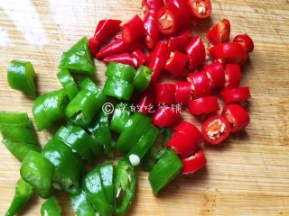 8、青花椒鱼片 麻辣鲜香,辣椒切小圈。