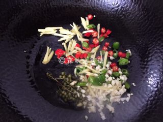 9、青花椒鱼片 麻辣鲜香,起油锅，把姜蒜辣椒放入煸香。