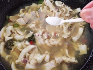 12、青花椒鱼片 麻辣鲜香,鱼片变色、卷曲就是熟了，加盐，关火。