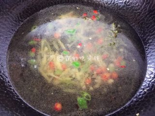 10、青花椒鱼片 麻辣鲜香,加入适量清水（如果有鱼骨熬的高汤，放进去效果更赞），烧开。
