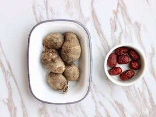 1、红枣芋头糖水,准备食材