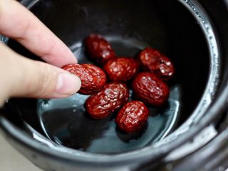 6、红枣芋头糖水,红枣放砂锅里