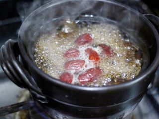 10、红枣芋头糖水,煮沸，炖至芋头完全熟了就可以了