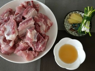 1、＃咸味＃ 田园排骨汤,排骨用肋排，砍小段，用清水泡洗3次，控水，准备好姜片，花椒，葱结，料酒