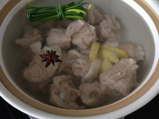 4、＃咸味＃ 田园排骨汤,另起砂锅，放排骨，姜，八角，葱结，大火煮开