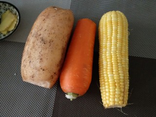 5、＃咸味＃ 田园排骨汤,另将玉米剥皮，胡萝卜，藕削皮