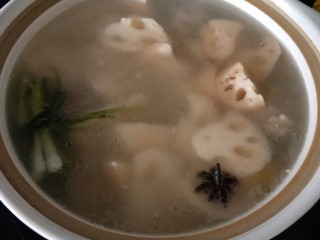 8、＃咸味＃ 田园排骨汤,炖半小时后放藕，大火煮开转中火1小时