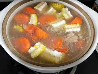 9、＃咸味＃ 田园排骨汤,最后放玉米，萝卜再炖半小时