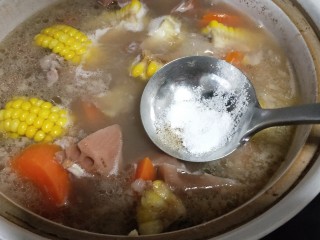 10、＃咸味＃ 田园排骨汤,用盐，胡椒粉调味