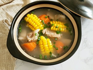 13、＃咸味＃ 田园排骨汤,撒上葱花，上桌慢慢喝。汤鲜味美，回口还有点点甜