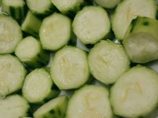 1、蒜蓉蒸丝瓜,丝瓜去皮切块摆盘