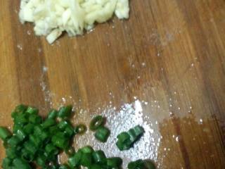 2、蒜蓉蒸丝瓜,蒜剁碎  葱切葱花