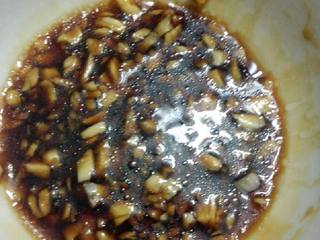 3、蒜蓉蒸丝瓜,取出个碗放入蒜蓉  加生抽  蚝油  香油搅拌均