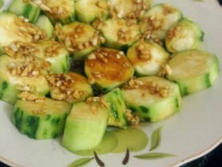 4、蒜蓉蒸丝瓜,在将酱料倒在丝瓜面上  锅加水烧开把丝瓜放入蒸