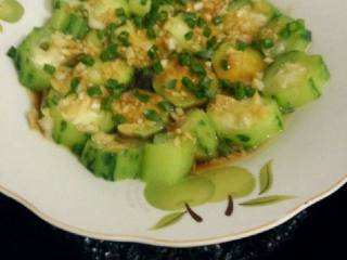 5、蒜蓉蒸丝瓜,蒸十分钟后在洒上葱花略蒸一下即可关火