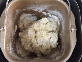 2、热狗面包,启动面包机发面功能。（我的面包机发面功能是揉面+发酵，合计是1小时40分钟）