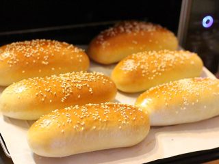 12、热狗面包,面包烘烤完毕，放凉备用。