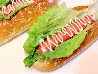 16、热狗面包,挤上少许沙拉酱。