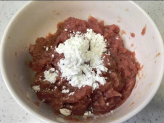 3、牛肉小汉堡,加入玉米淀粉，搅拌均匀。