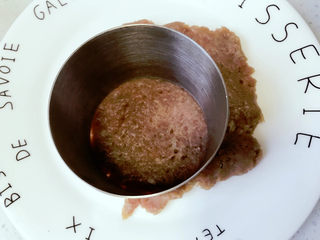 7、牛肉小汉堡,用慕斯圈之类圆形模具，印出圆形。