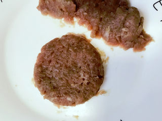 8、牛肉小汉堡,将圆形外圈的牛肉泥移开