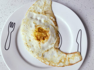 11、牛肉小汉堡,煎好荷包蛋，也放入盘中。