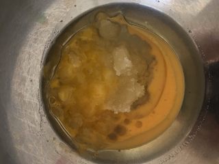 1、香酥桃酥,将玉米油、白糖、鸡蛋、盐混合均匀至糖融化。如果冬天气温比较低，可以在料理盆下放热水温热。不建议用白砂糖哦！