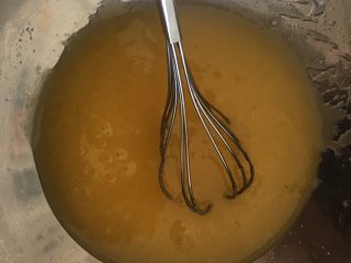 2、香酥桃酥,搅拌至糖融化的状态。