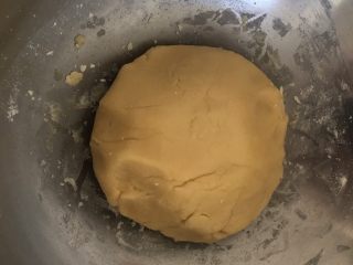 3、香酥桃酥,揉成面团，也可以同时加入葱碎再揉成面团；