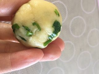 4、香酥桃酥,取一个小面团，大概20-22克左右揉圆；