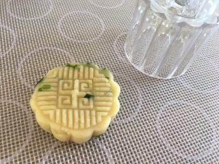 5、香酥桃酥,然后用月饼模具压出形状就好。