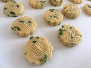 6、香酥桃酥,把所有的面团都压扁，预热烤箱180度；